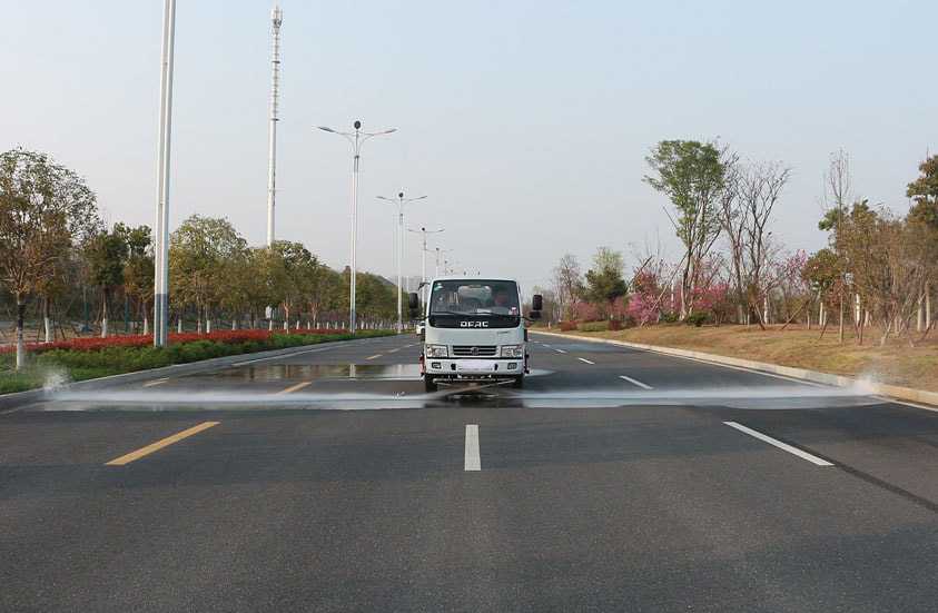 2m3 Dongfeng Landscaping Water Sprinkler Truck